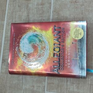 Nwt- allegiant- collector's edition book.